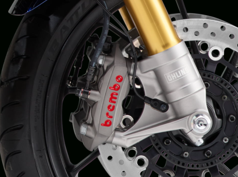 Brembo製のラジアルマウント式4ポッドキャリパーを装備