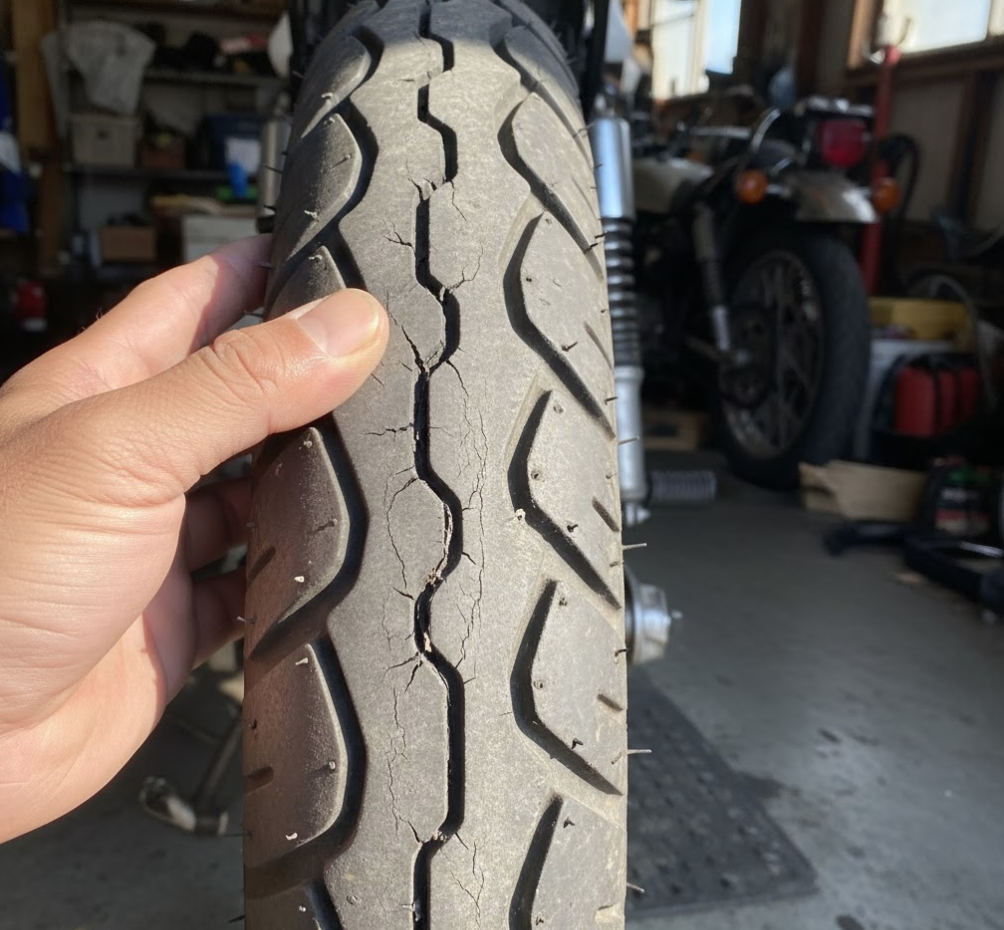 バイクタイヤのひび割れ